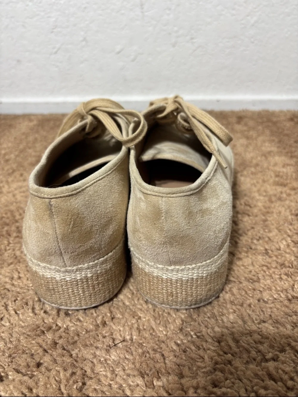 Vince women’s 8 Windell suede beige lace up platform sneakers like new